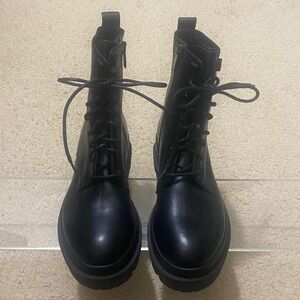 NWOB LA CANADIENNE Women's Black Leather Lace-Up Ankle Boots Size 35.5